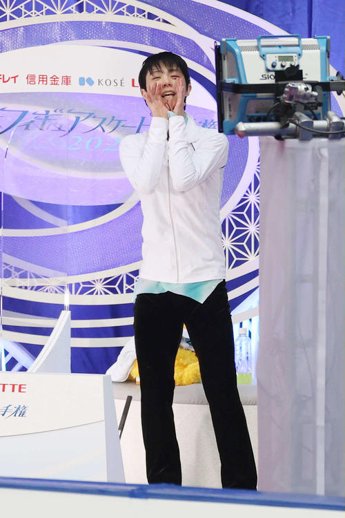 優勝した羽生は大声で観客にあいさつ（代表撮影）