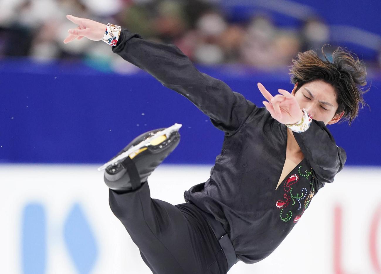 全日本フィギュアスケート選手権　男子SPで演技をする田中（代表撮影）