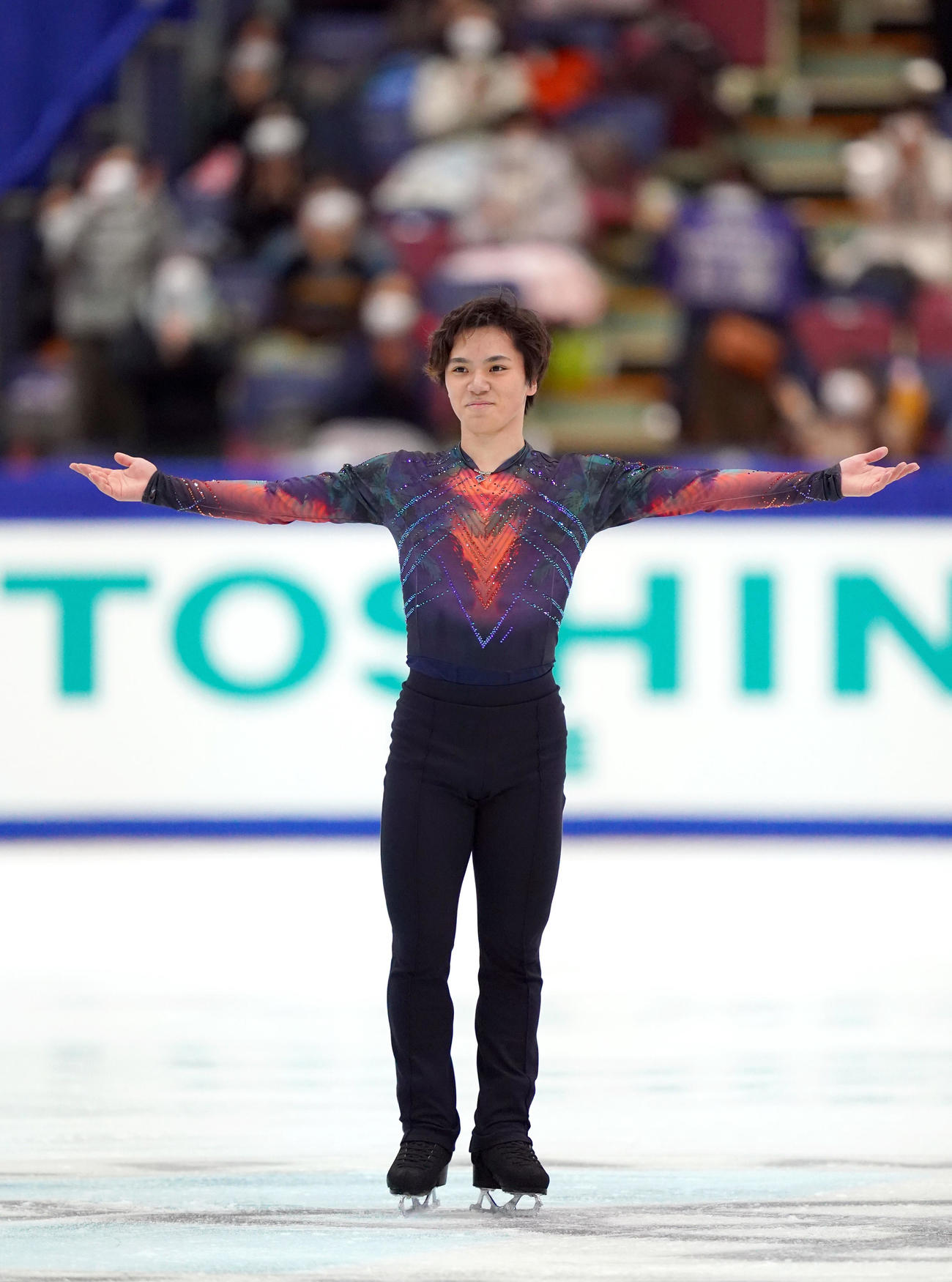 全日本フィギュアスケート選手権　男子SPの演技を終え、あいさつする宇野（代表撮影）