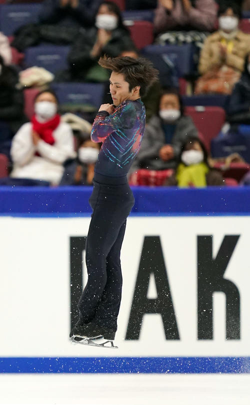 全日本フィギュアスケート選手権　男子SPで演技をする宇野（代表撮影）