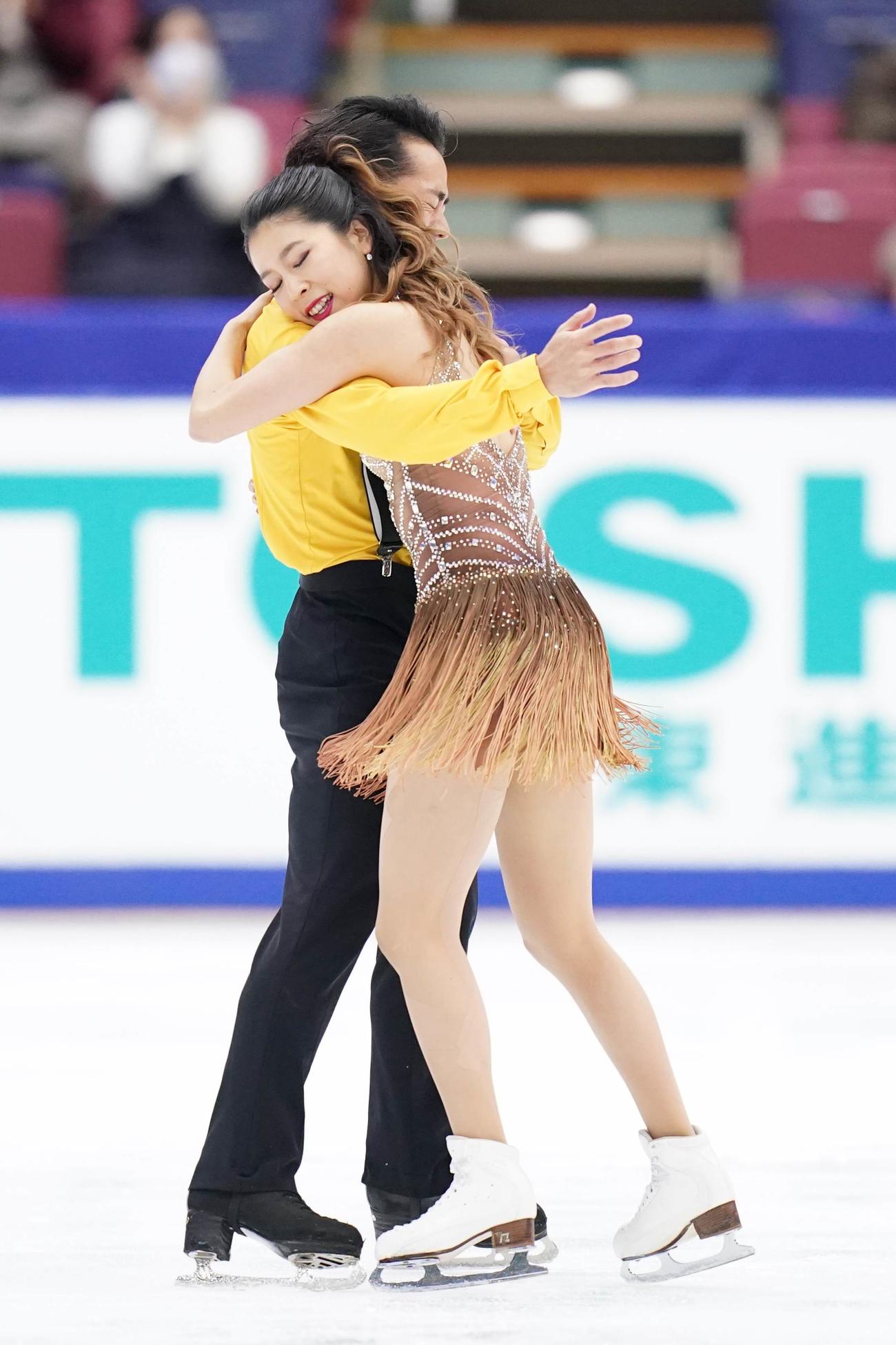 全日本フィギュアスケート選手権　アイスダンスRDの演技を終え、抱き合う村元哉中・高橋大輔組（代表撮影）