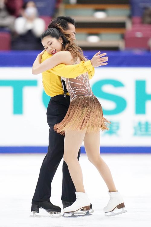 全日本フィギュアスケート選手権　アイスダンスRDの演技を終え、抱き合う村元哉中・高橋大輔組（代表撮影）