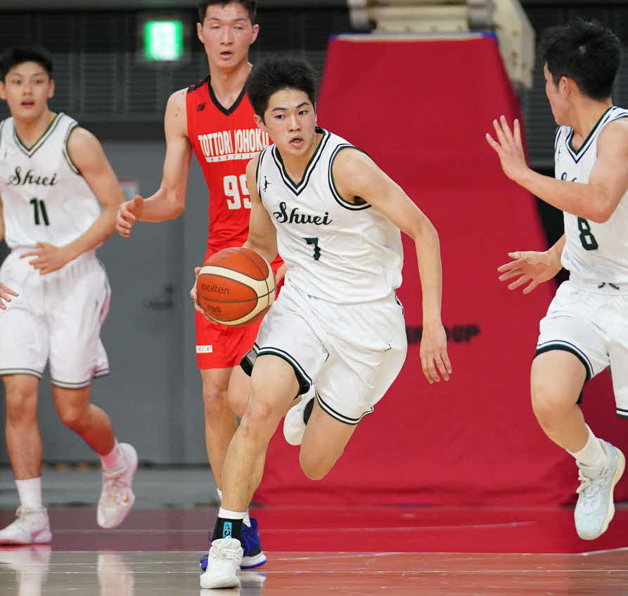 つくば秀英対鳥取城北　第3Q、ドリブルで攻め上がるつくば秀英・斉藤（中央）（C）JBA