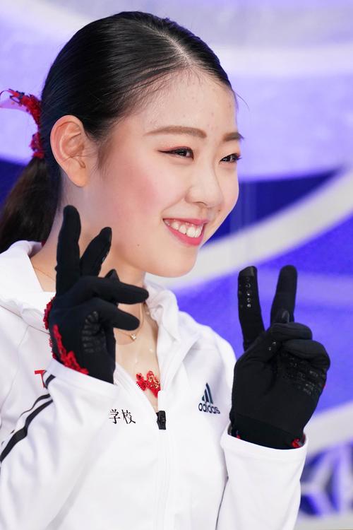 女子SPの演技後にキスアンドクライで笑顔を見せる紀平（代表撮影）