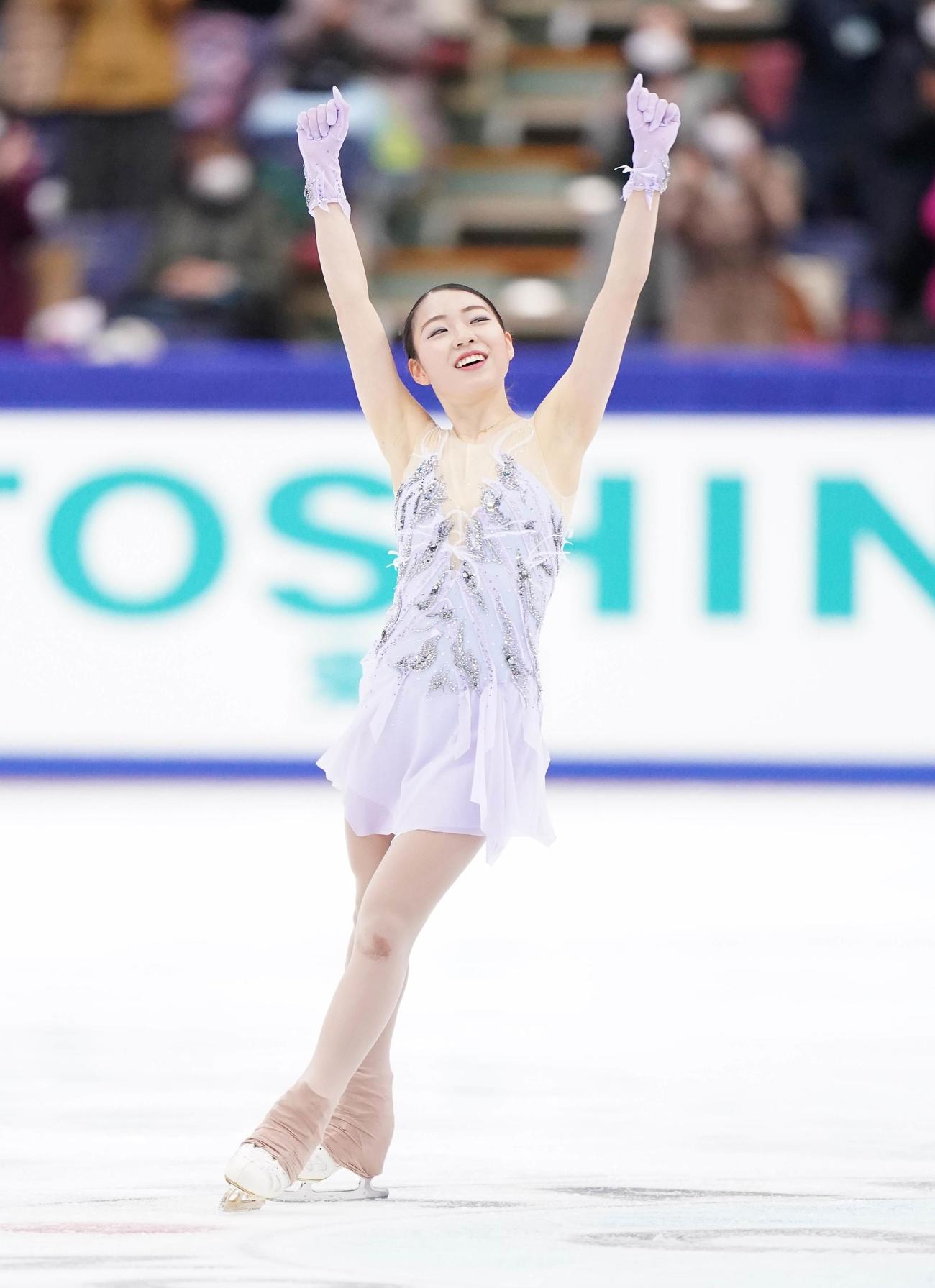 全日本手権最終日　女子フリーの演技を終えてガッツポーズする紀平（代表撮影）