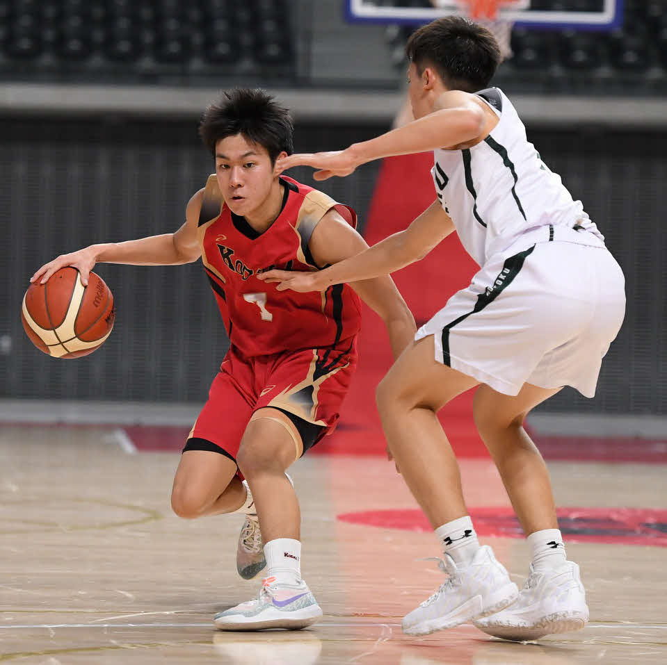 八戸工大一対報徳学園　第3Q、ドリブルする八戸工大一・松本（左）（C）JBA