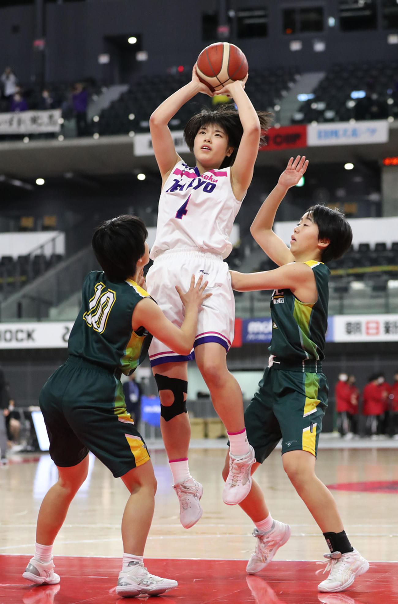 帝京安積対いなべ総合学園　第1Q、守備に囲まれながらシュートを放つ帝京安積・武田（中央）（C）JBA