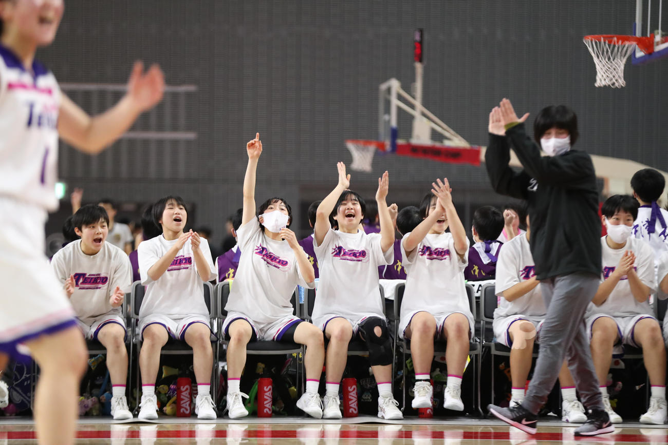帝京安積対いなべ総合学園　第4Q、味方の得点に盛り上がる帝京安積ベンチ（C）JBA