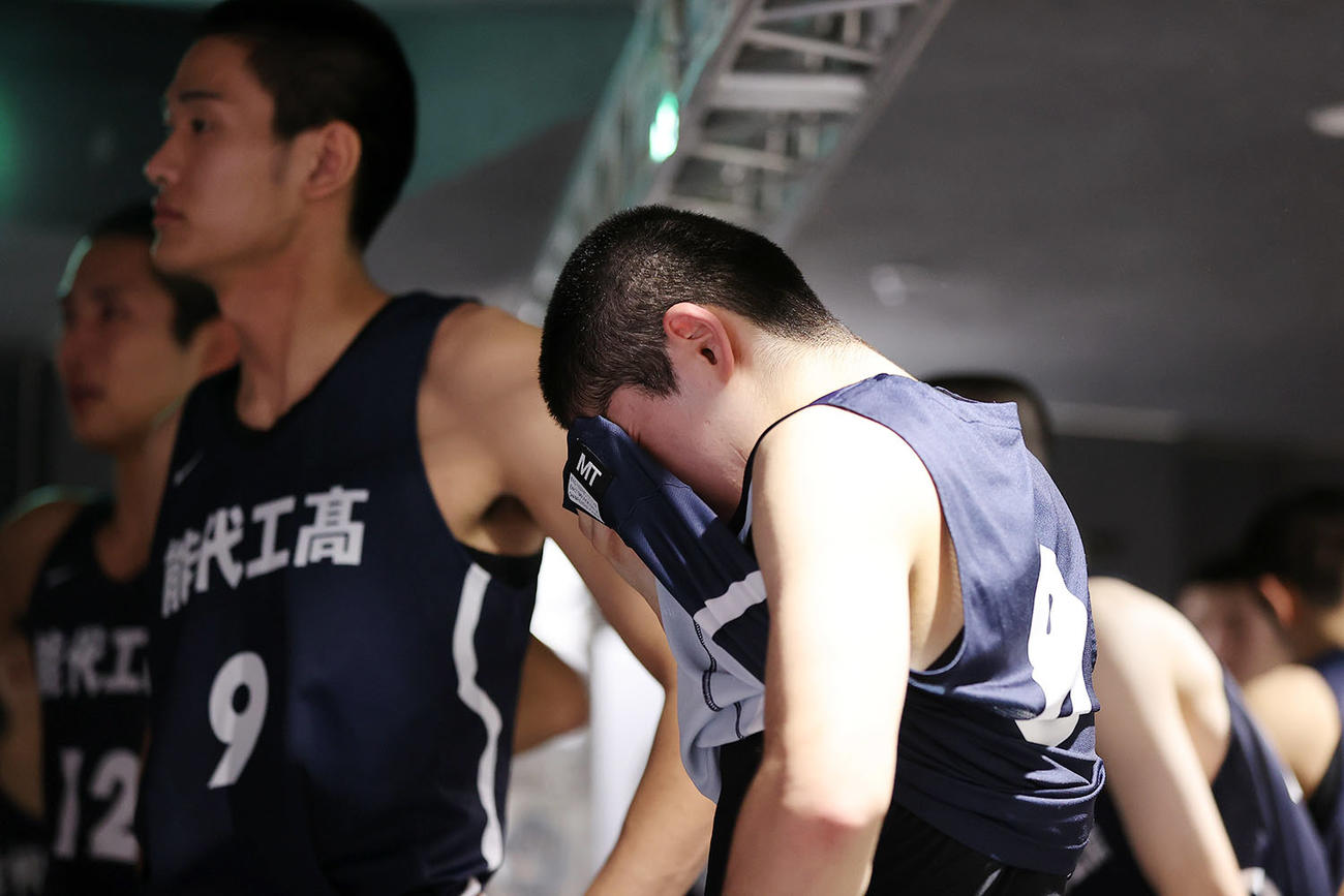 男子1回戦　九州学院対能代工　試合に敗れ、涙をぬぐう能代工の選手たち（C）JBA