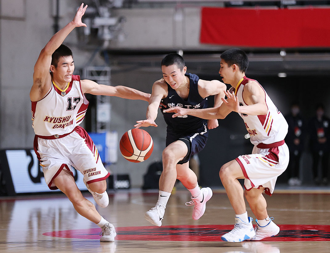 男子1回戦　九州学院対能代工　第4Q、相手に囲まれながら、ドリブルで攻め込む能代工・中山（中央）（C）JBA