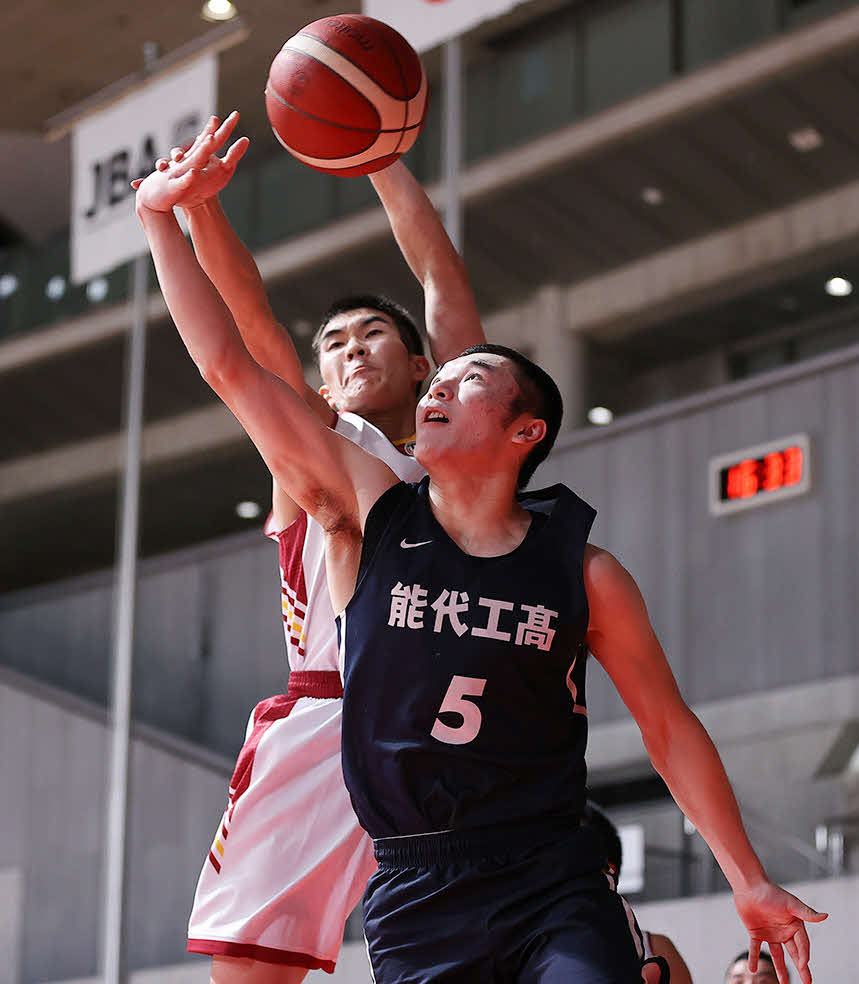 能代工対九州学院　第2Q、相手にシュートをはじかれる能代工・上村（右）（C）JBA