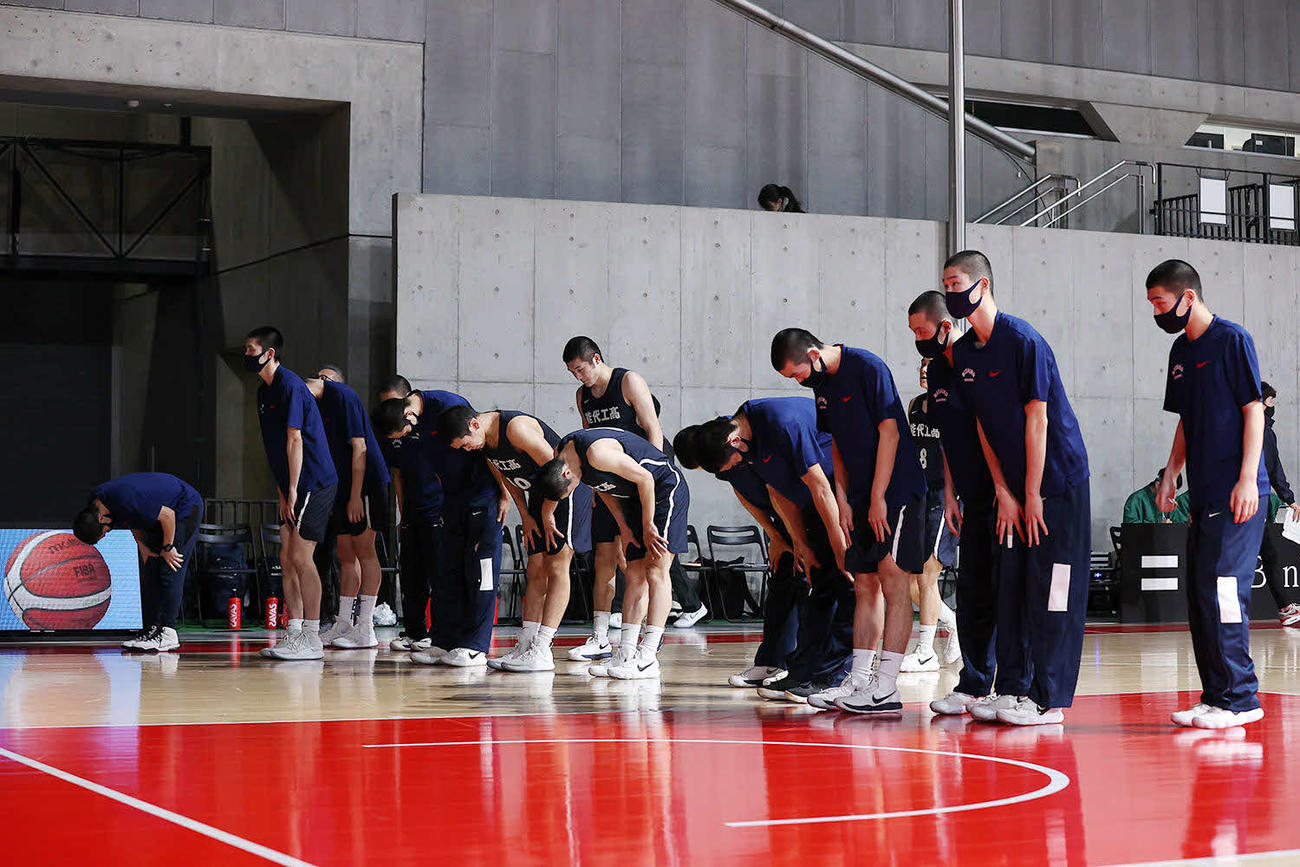 能代工対九州学院　試合に敗れ、深々と一礼する能代工の選手たち（C）JBA