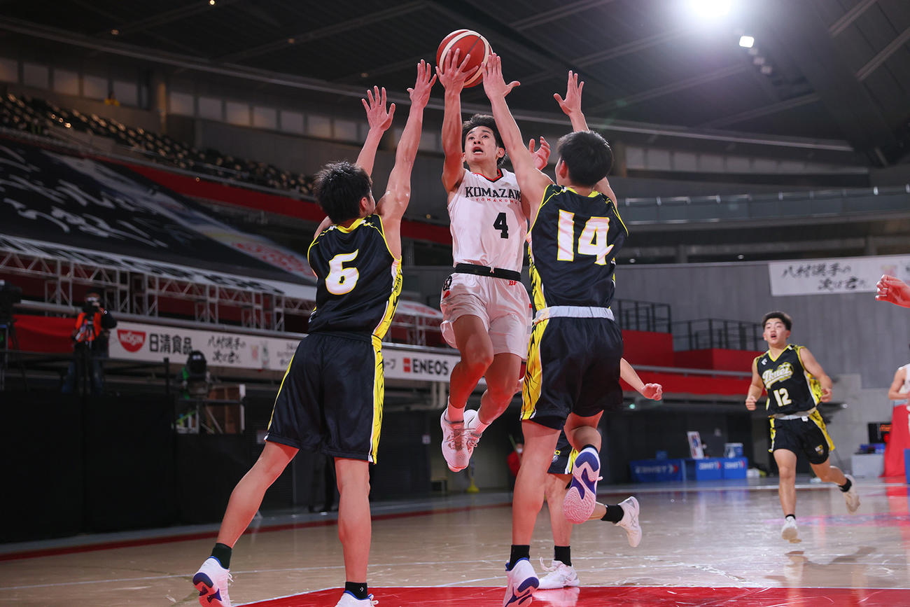前橋育英対駒大苫小牧　第4Q、シュートを放つ駒大苫小牧・藤岡（中央）(C)JBA