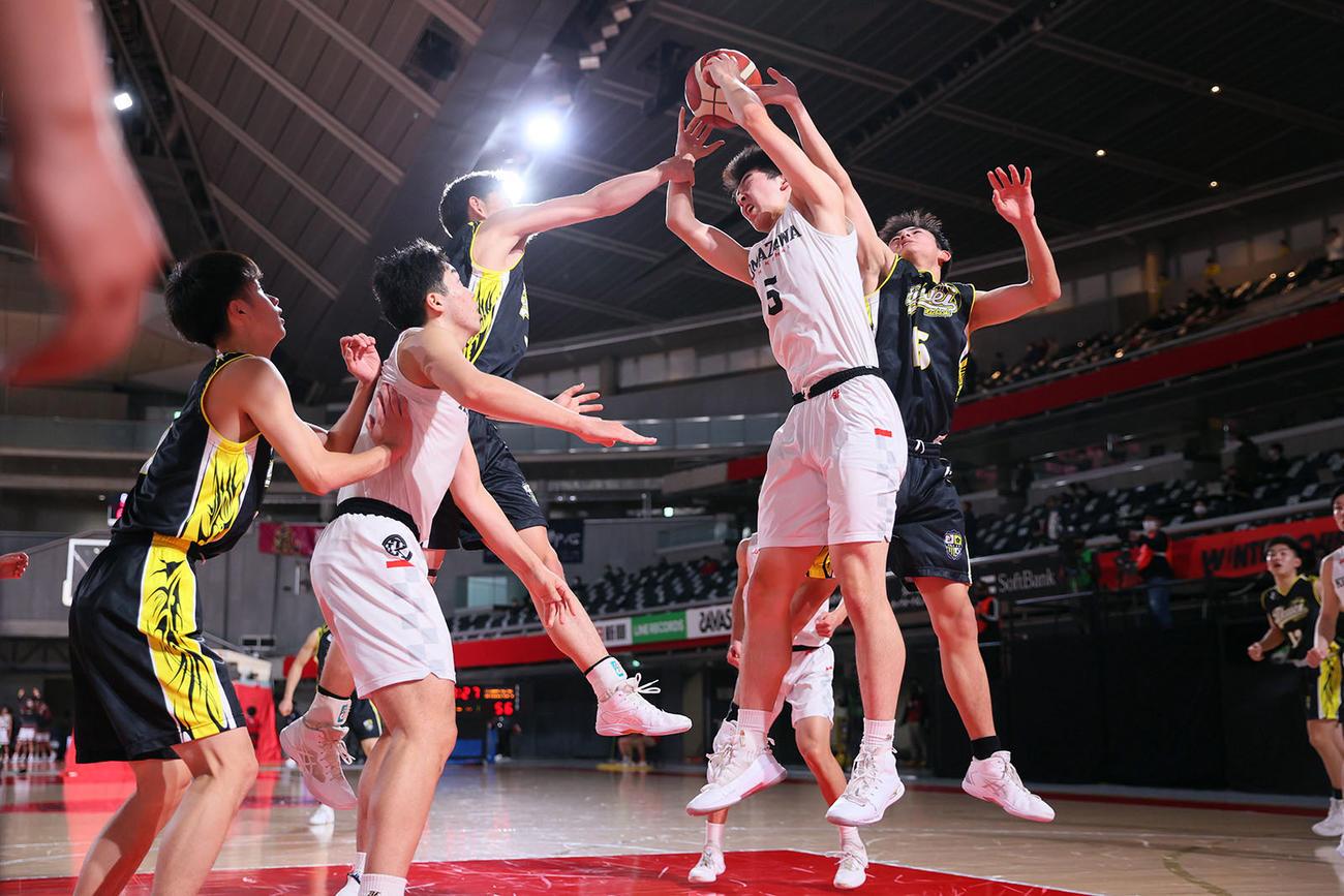 男子1回戦　前橋育英対駒大苫小牧　第4Q、リバウンドで激しく競り合う駒大苫小牧・浅水（中央右）(C)JBA