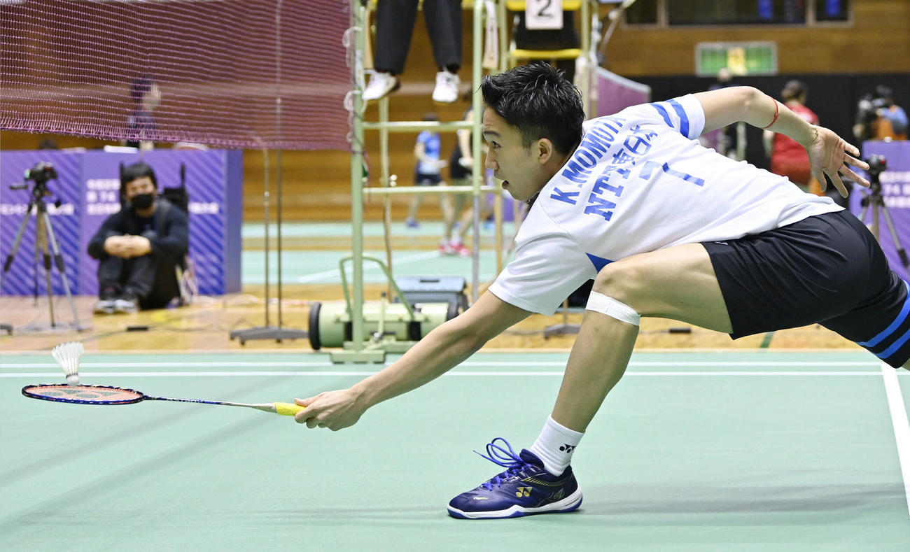 男子シングルス2回戦でプレーする桃田（代表撮影）