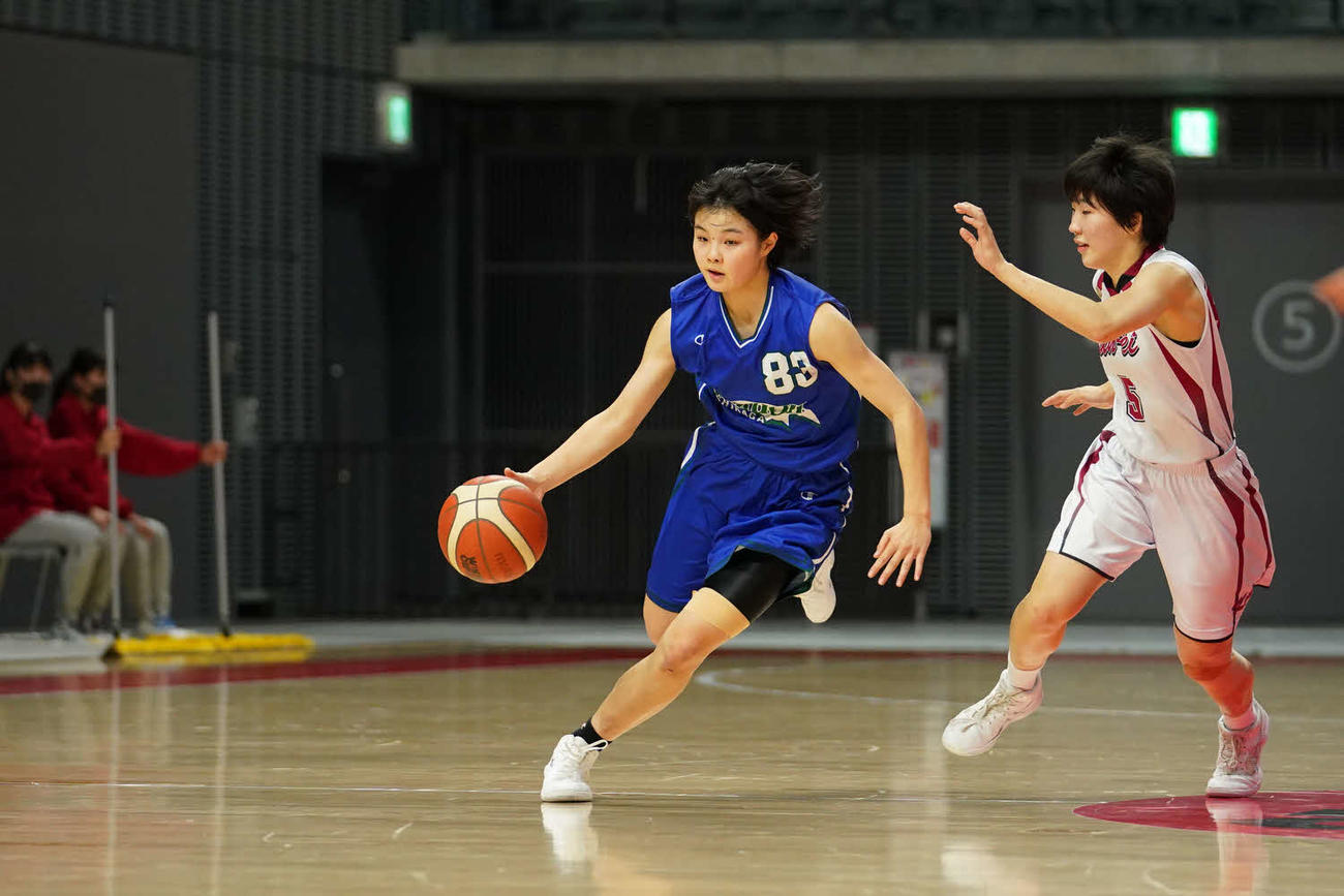 大阪薫英女学院対白鴎大学足利　第1Q、ドリブルで攻める白鴎大学足利・神山（左）（C）JBA