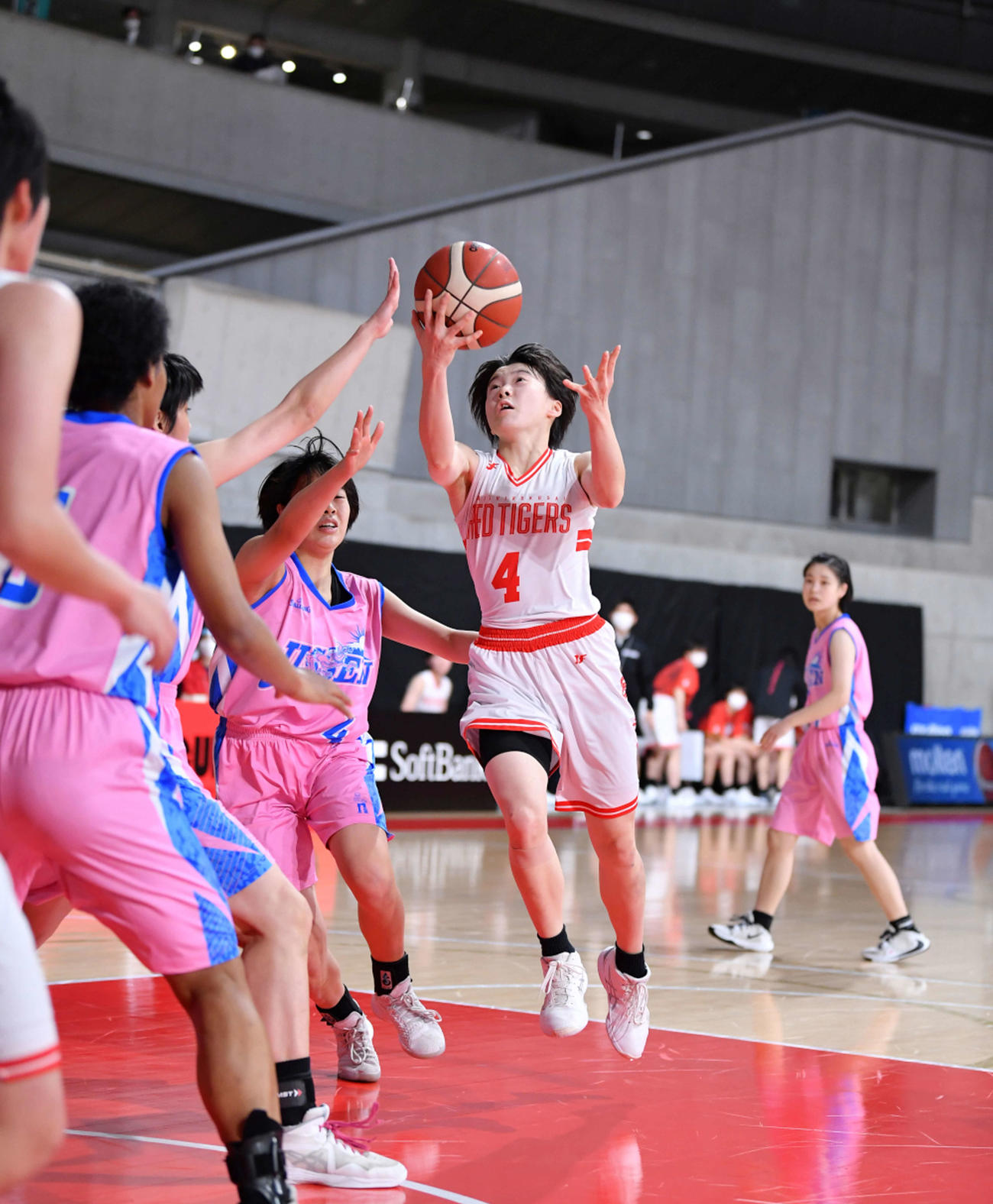 開志国際対実践学園　第1Q、シュートを放つ開志国際・松山（C）JBA