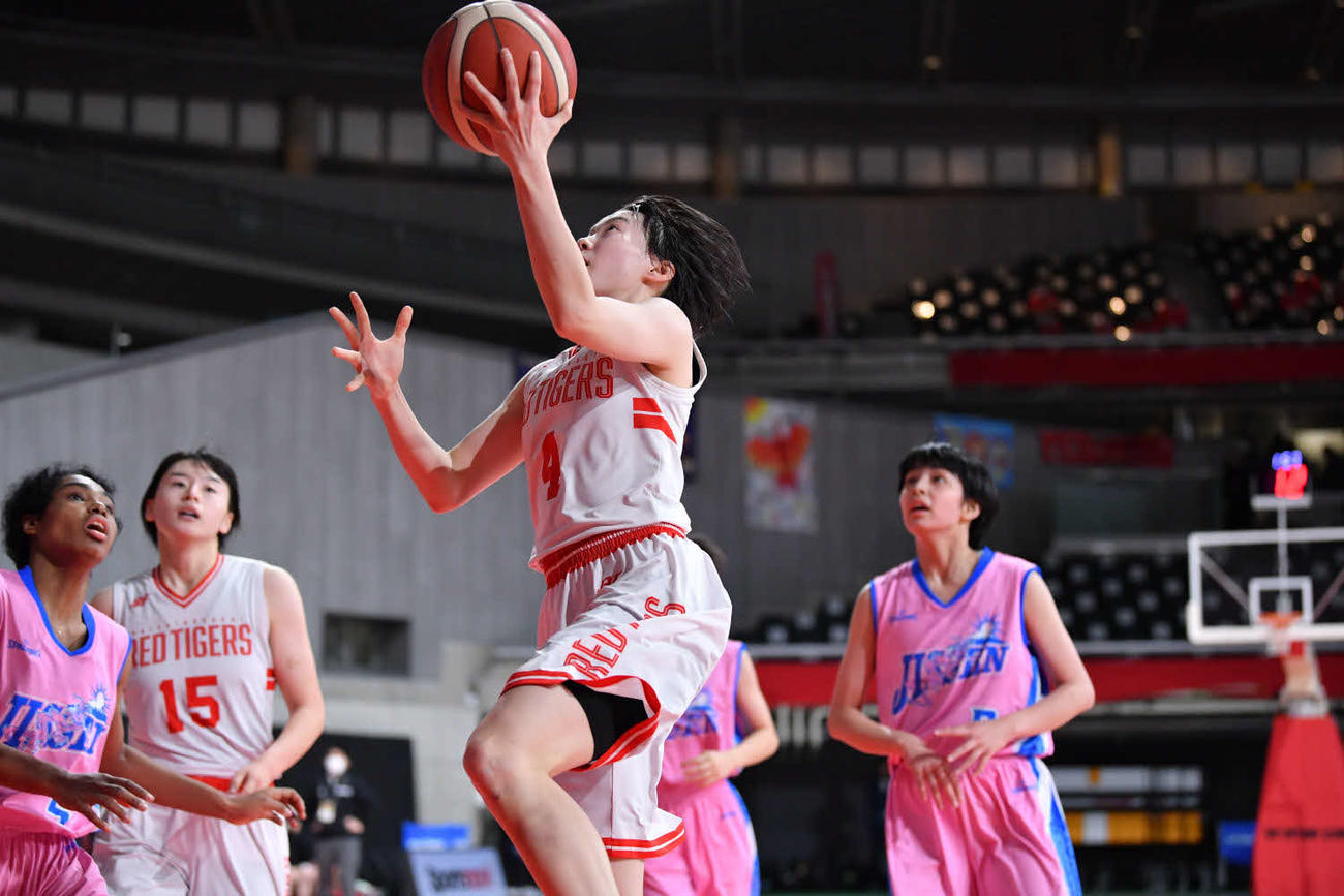 開志国際対実践学園　第2Q、シュートを放つ開志国際・松山（C）JBA