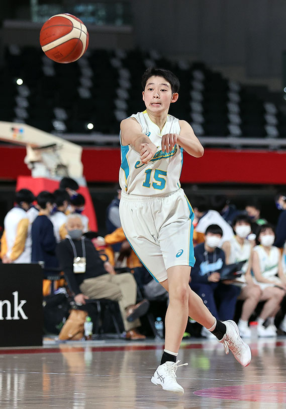 女子2回戦　札幌山の手対白鵬女　第2Q、パスを出す札幌山の手・岡井（C）JBA