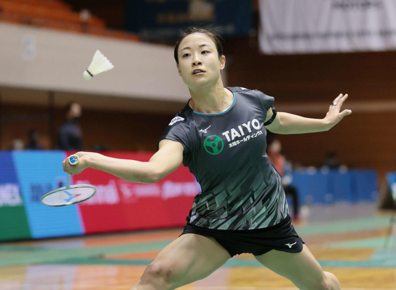 女子シングルス2回戦でプレーする奥原（代表撮影）