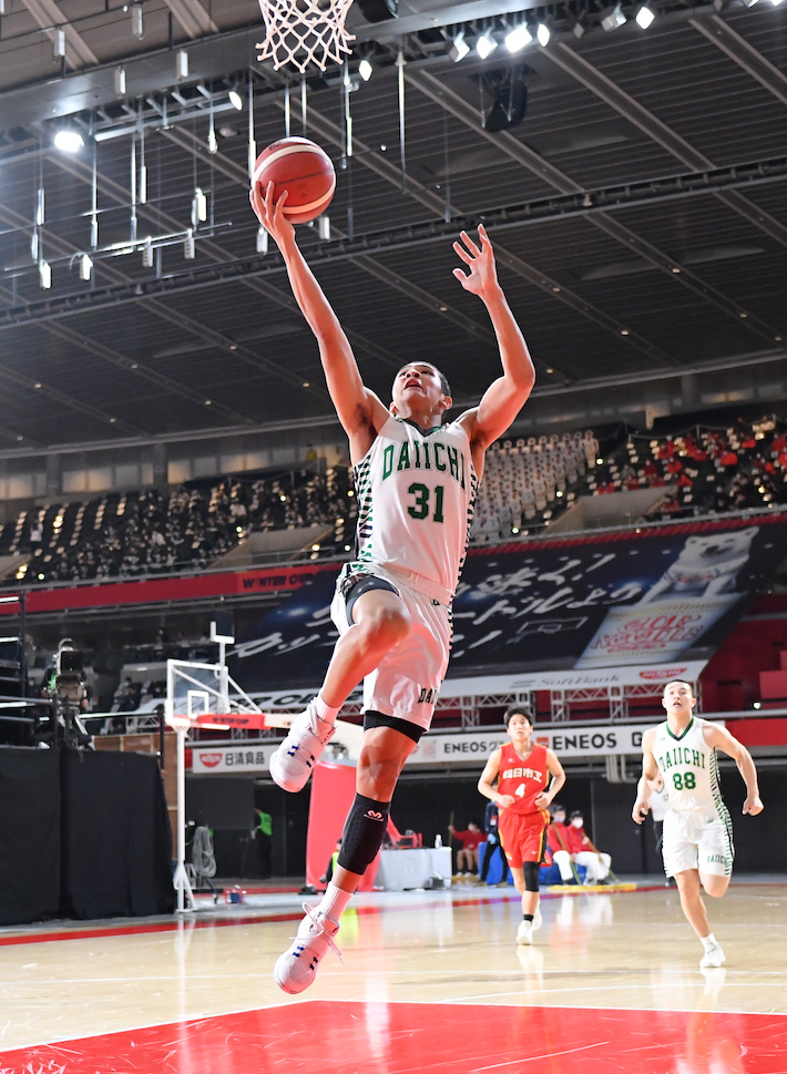 福岡第一対四日市工　第3Q、シュートを放つ福岡第一・ローレンス・ジュニア（C）JBA