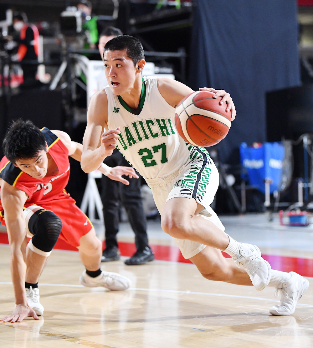 福岡第一対四日市工　第1Q、ドリブルする福岡第一・松本（C）JBA