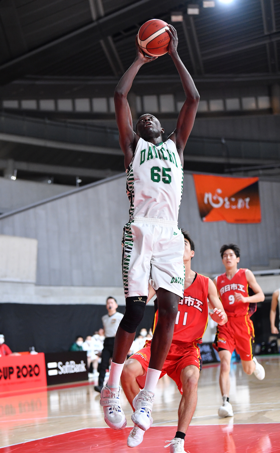 福岡第一対四日市工　第1Q、シュートを放つ福岡第一・アリ（C）JBA