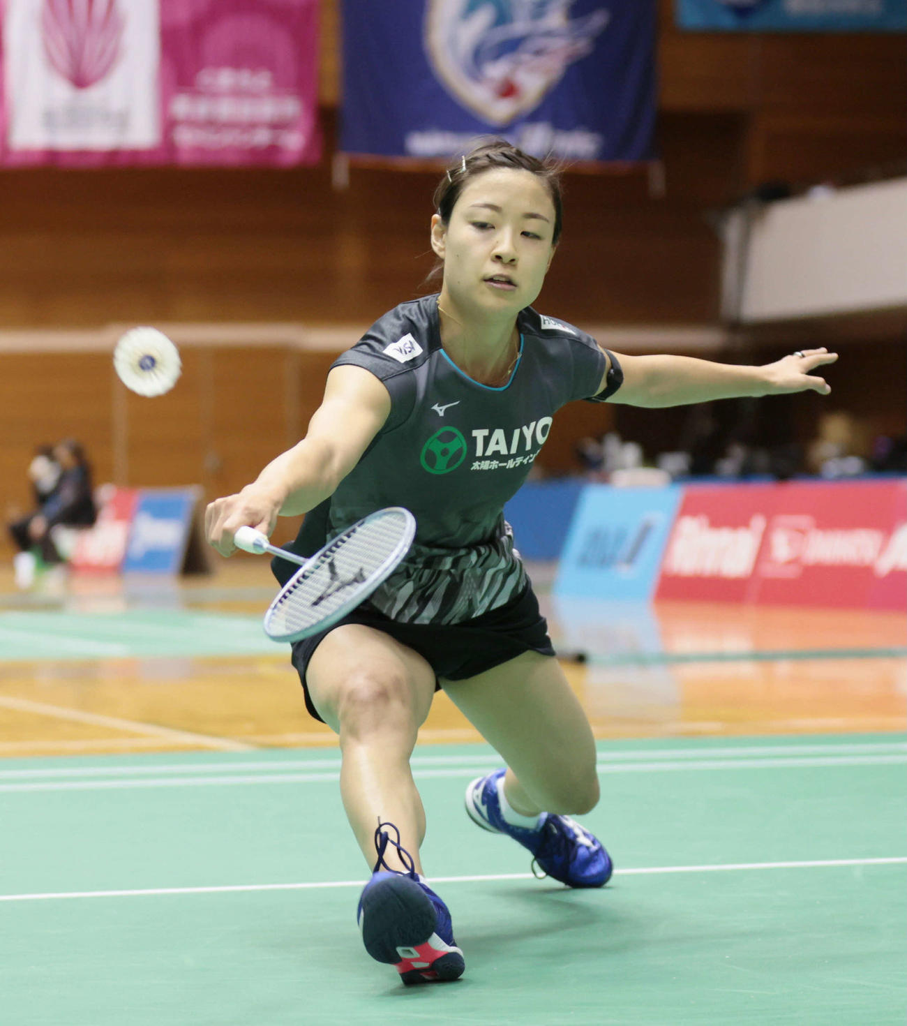女子シングルス2回戦でプレーする奥原（代表撮影）