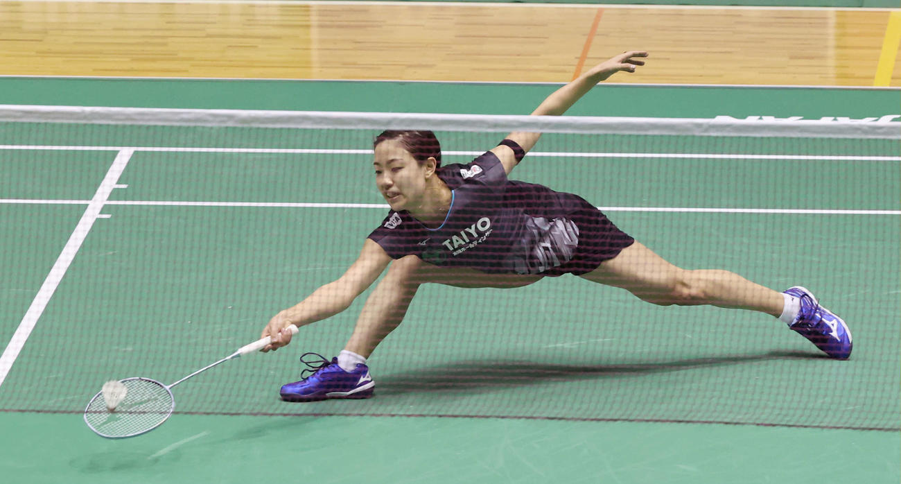 女子シングルス2回戦でプレーする奥原（代表撮影）