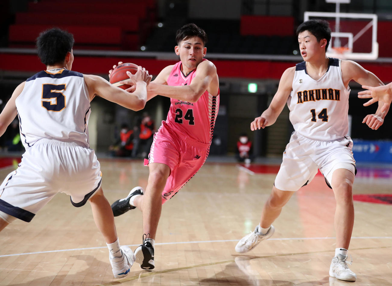 洛南対桜丘　第2Q、ゴール下に攻め込む桜丘・岩崎（C）JBA