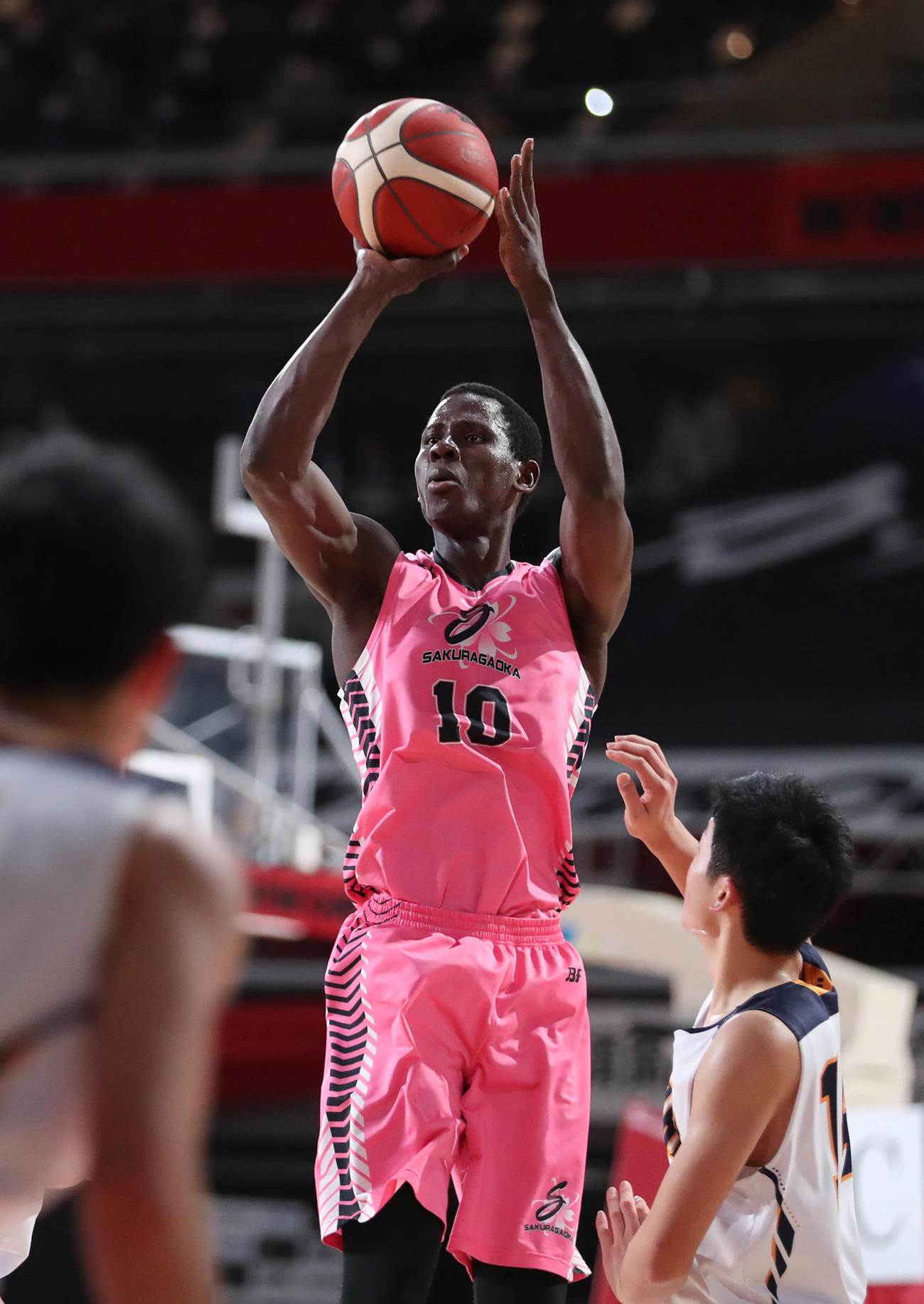 洛南対桜丘　第2Q、シュートを放つ桜丘・リバス（C）JBA