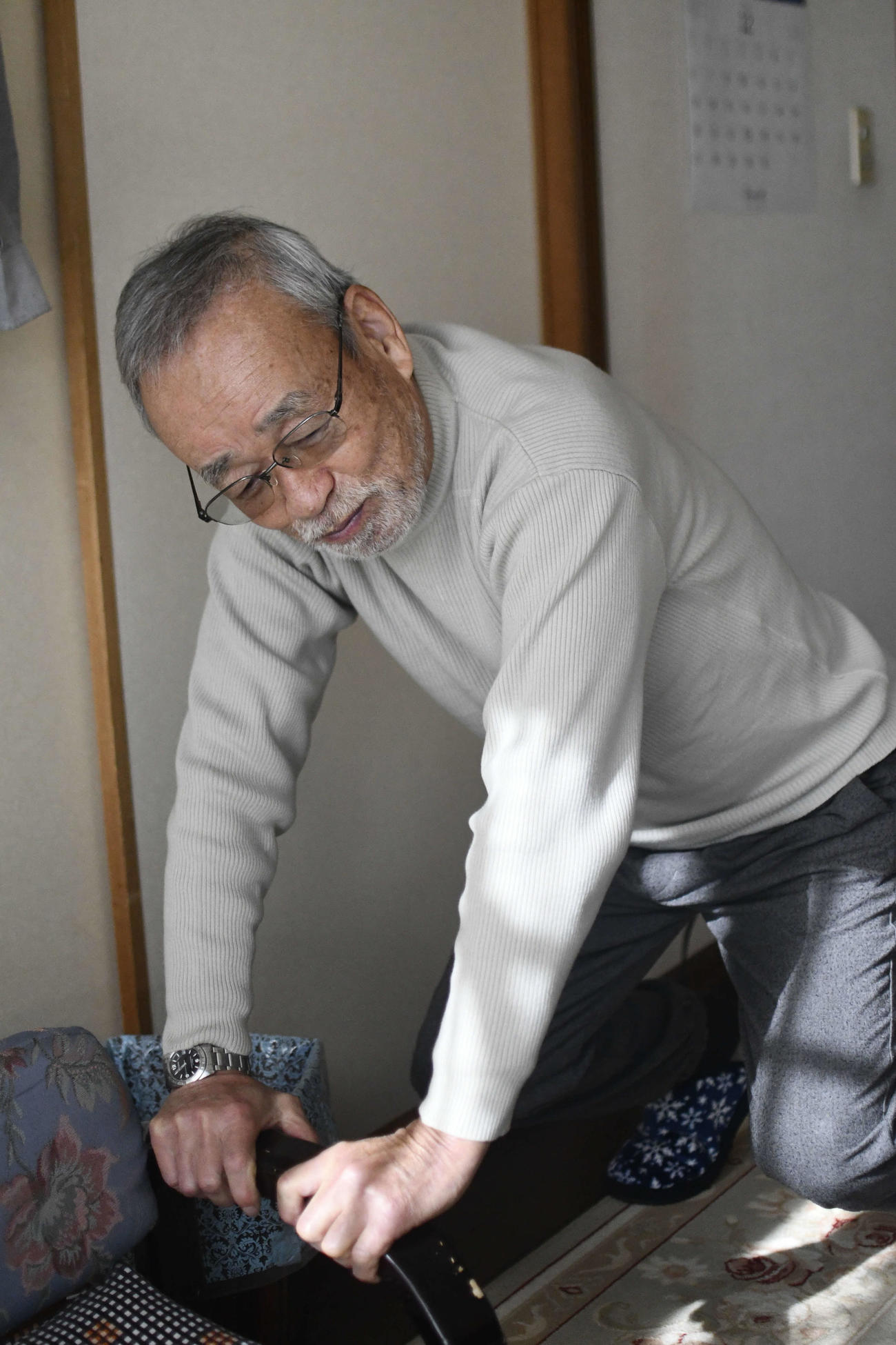 81歳を迎えてもまだまだ現役！重心を低くしてスクラムの姿勢をする大嶋さん（撮影・平山連）
