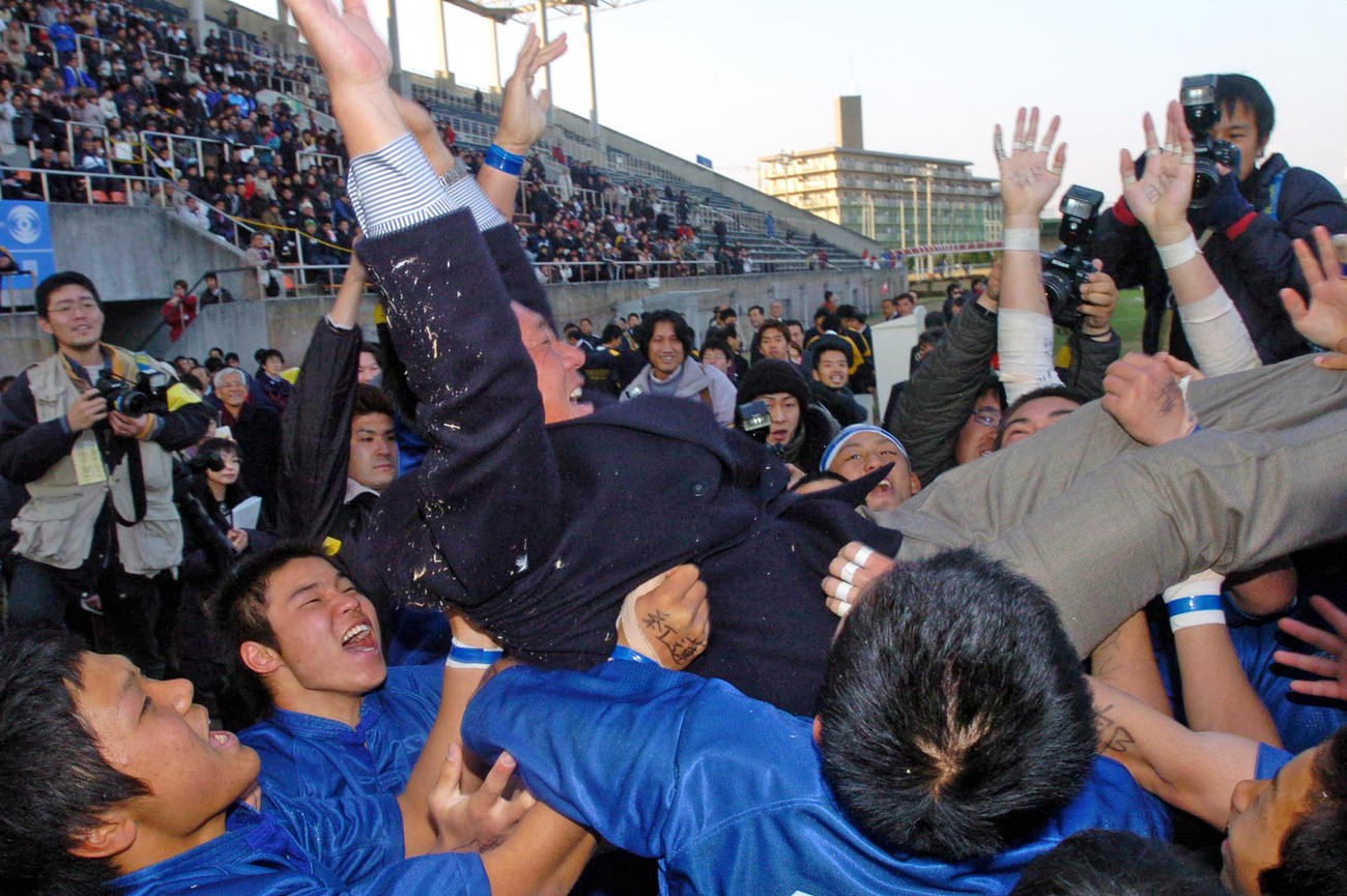 第83回全国高校ラグビー大会で3連覇を果たし啓光学園フィフティーンから胴上げされる記虎敏和監督（2004年1月7日撮）