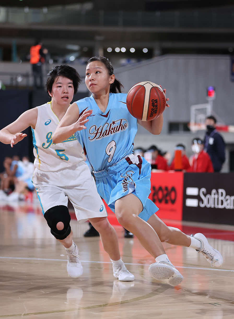 第1Q、懸命に守備に走る札幌山の手・森岡姉妹の姉かりん（左）（C）JBA