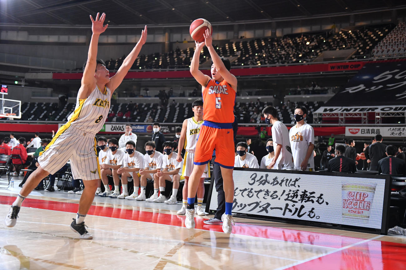 海部対北海道栄　第2Q、シュートを放つ北海道栄・多田（右）（C）JBA
