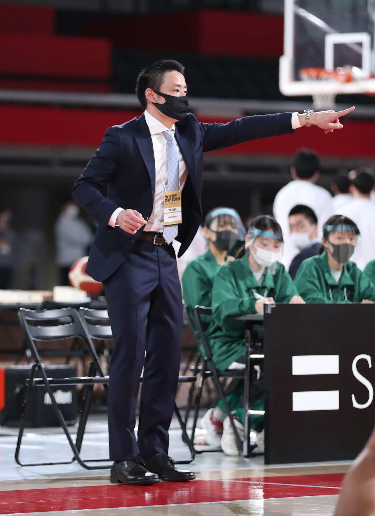 指示を送る飛龍・原田監督（C）JBA