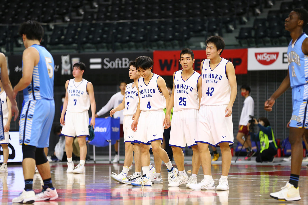 東北学院対高岡第一　10年ぶりの全国勝利を挙げた東北学院の選手たち（C）JBA
