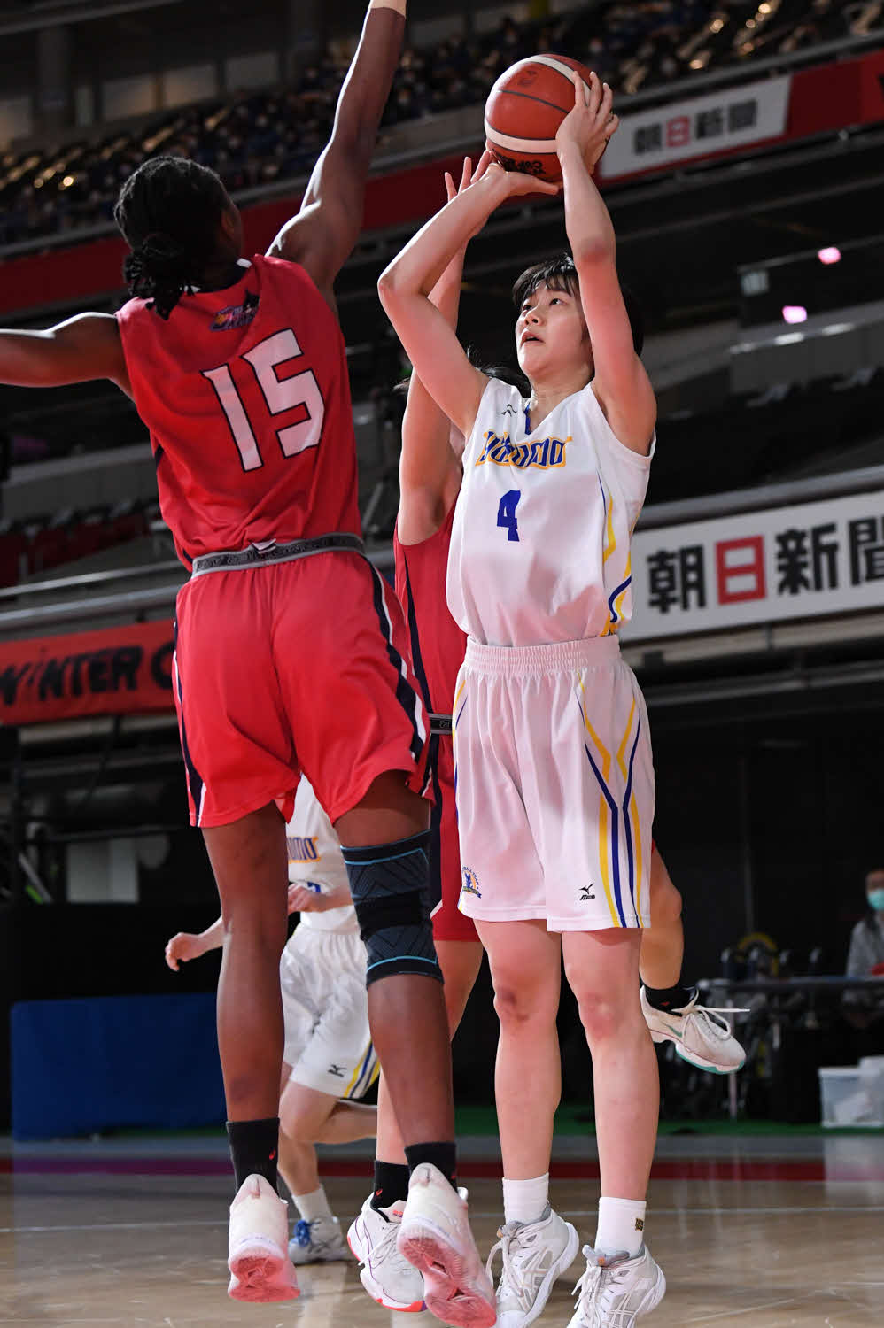 女子3回戦　八雲学園対高知中央　第1Q、シュートを放つ八雲学園・粟谷（C）JBA
