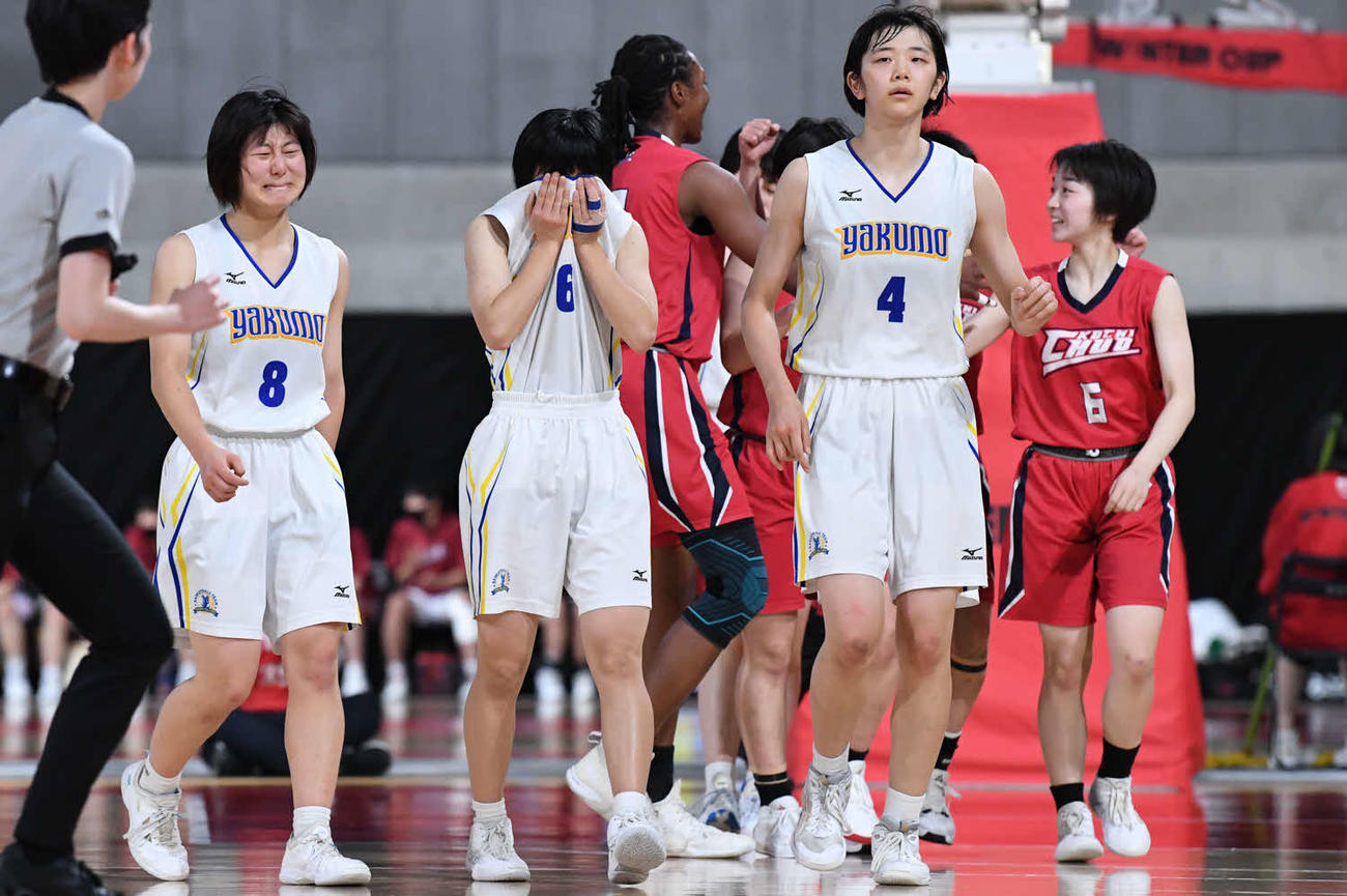 八雲学園対高知中央　高知中央に敗れ、悔しい表情を浮かべる八雲学園の選手（C）JBA
