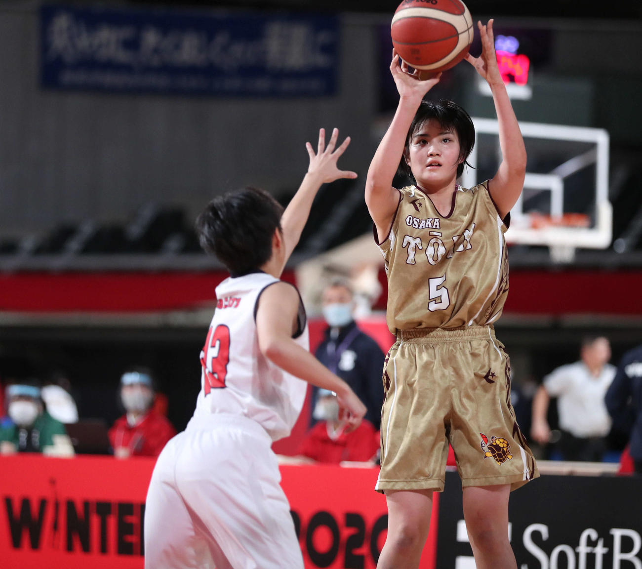 津幡対大阪桐蔭　第2Q、シュートを放つ大阪桐蔭・松川（C）JBA