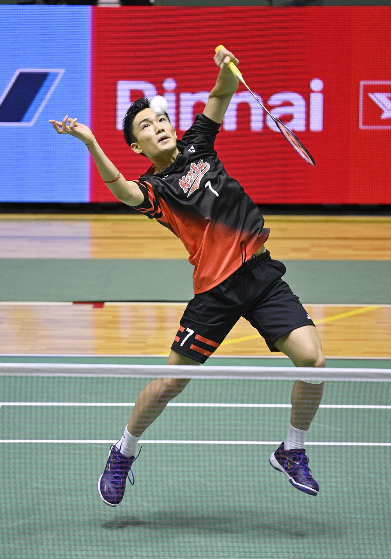 男子シングルス準々決勝でプレーする桃田（代表撮影）