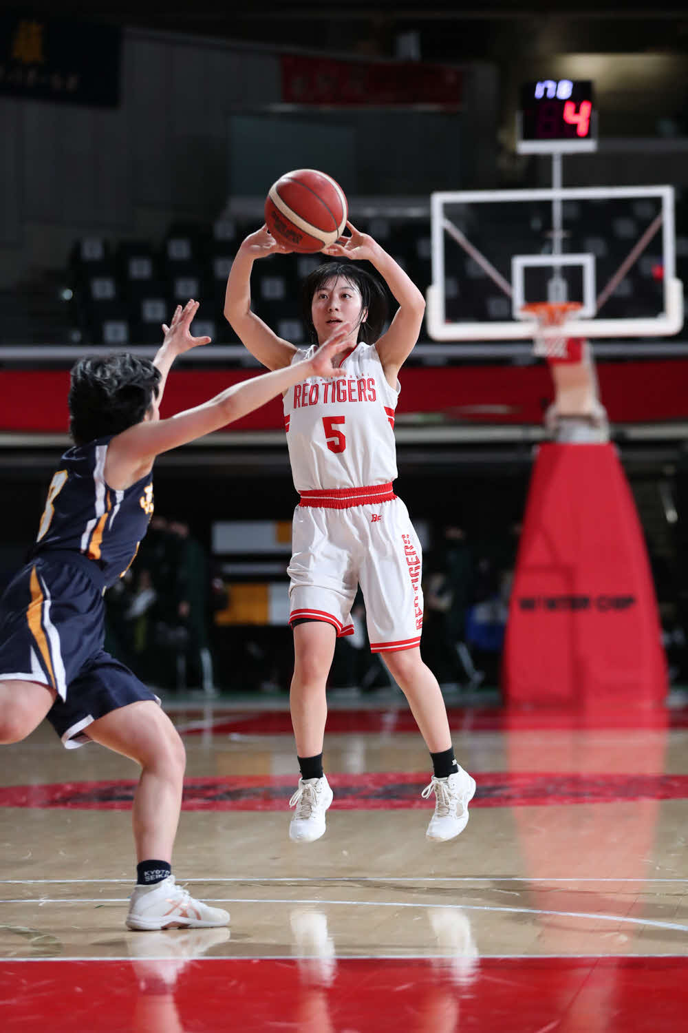 開志国際対京都精華学園　第1Q、シュートを放つ各務（C）JBA