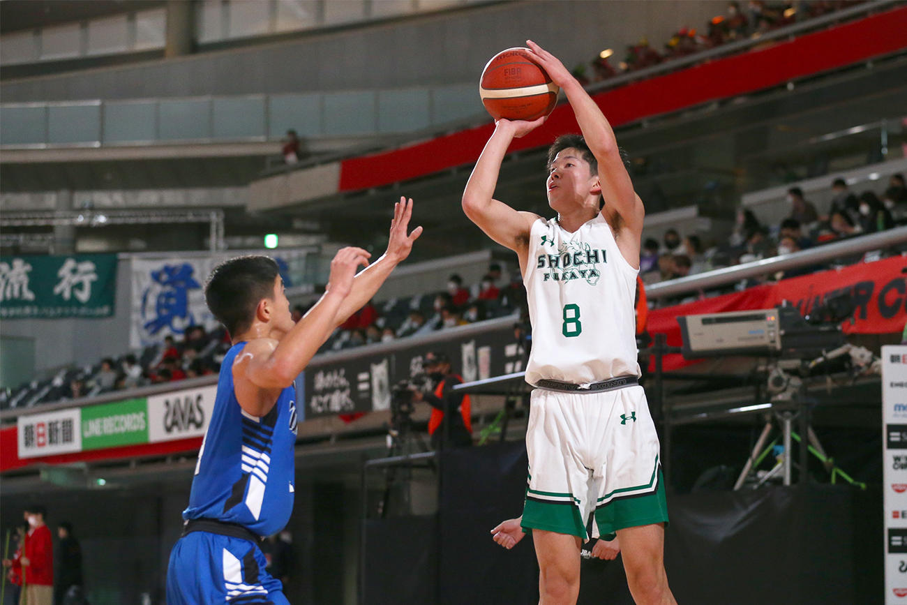 正智深谷対豊見城　第2Q、シュートを放つ正智深谷・大滝（右）（C）JBA