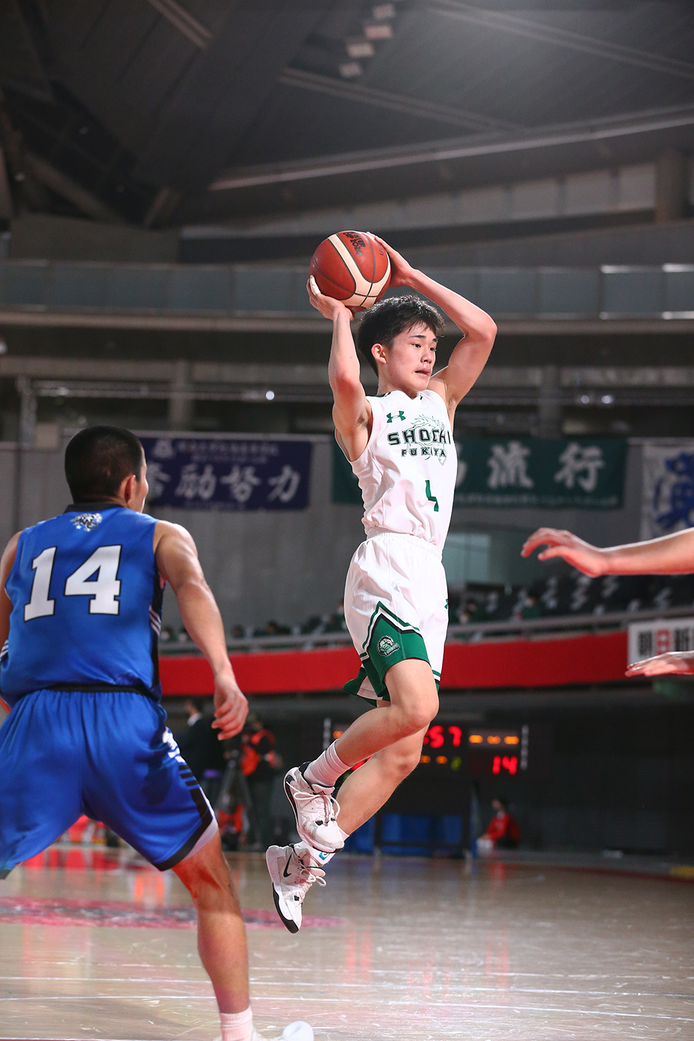正智深谷対豊見城　第2Q、ボールをキープする正智深谷・太田（C）JBA