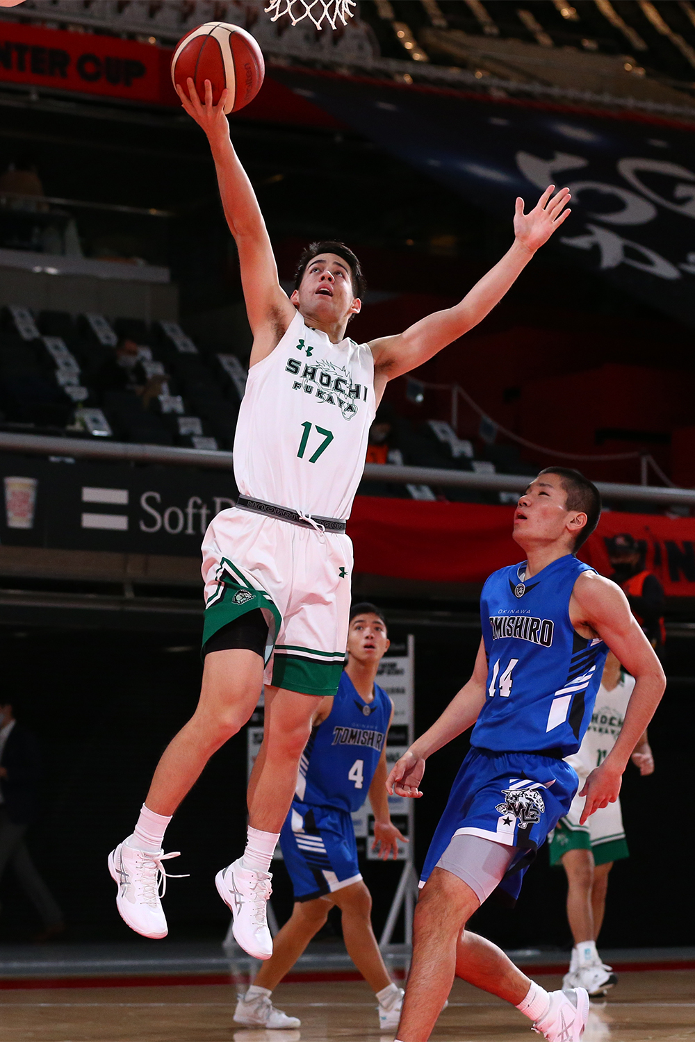 正智深谷対豊見城　第3Q、シュートを放つ正智深谷・ルーニー慧（左）（C）JBA