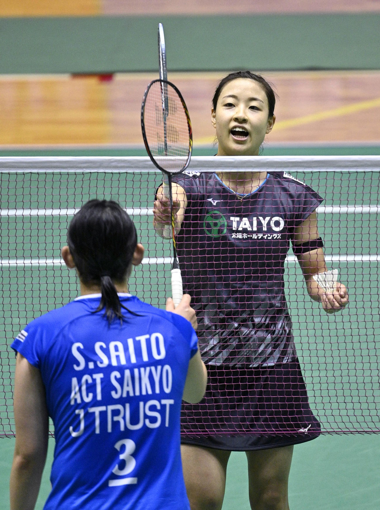 女子シングルス準々決勝で勝利し、相手選手とラケットでタッチする奥原（代表撮影）