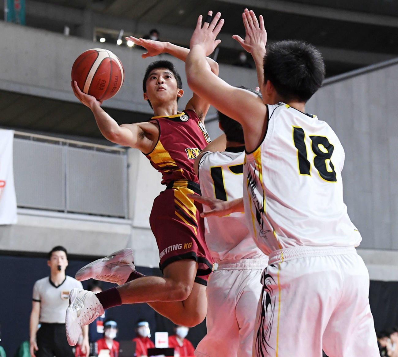 前橋育英対九州学院　第4Q、シュートを放つ九州学院・露木（C）JBA