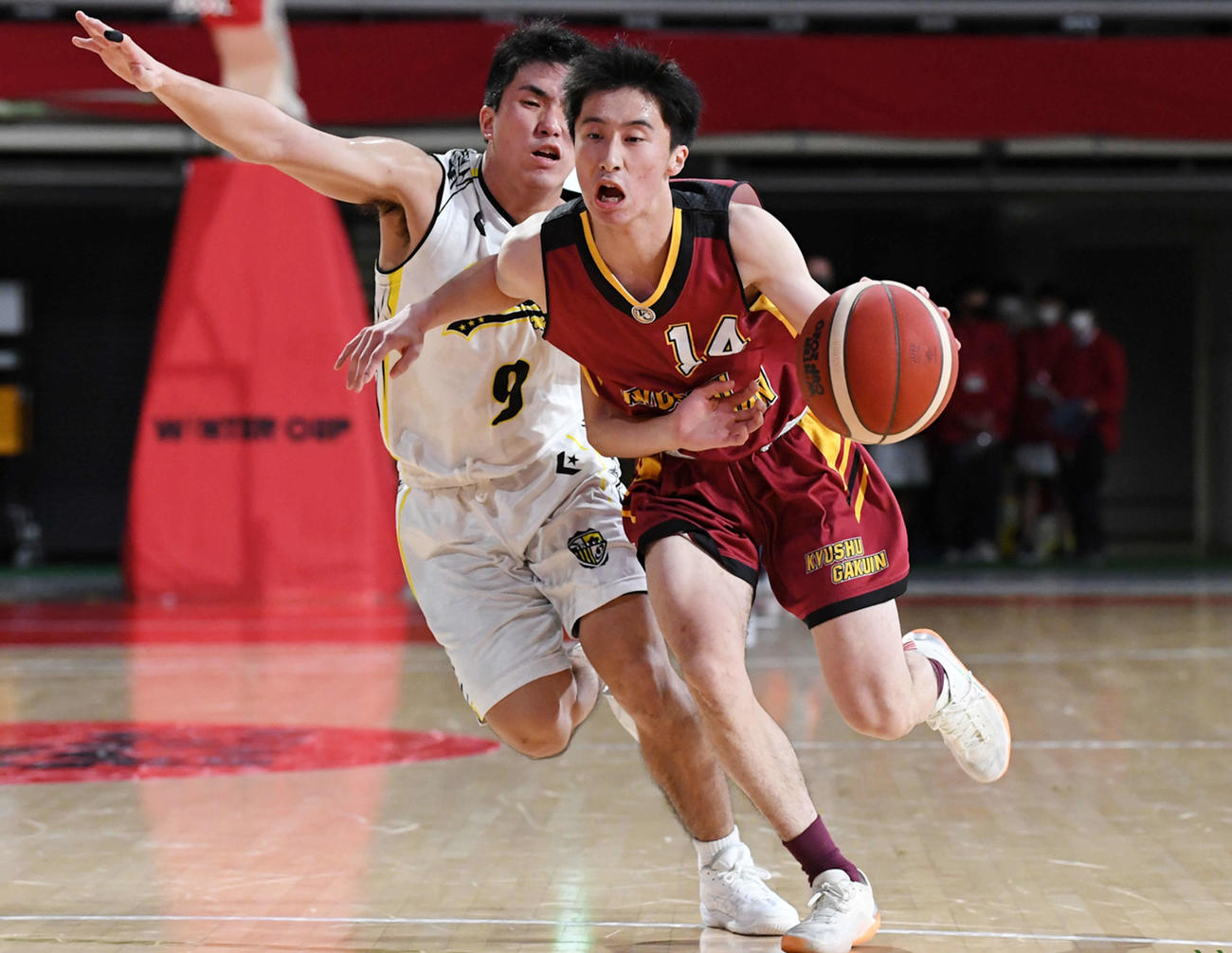 前橋育英対九州学院　第4Q、ドリブルで攻め込む九州学院・藤村（右）（C）JBA