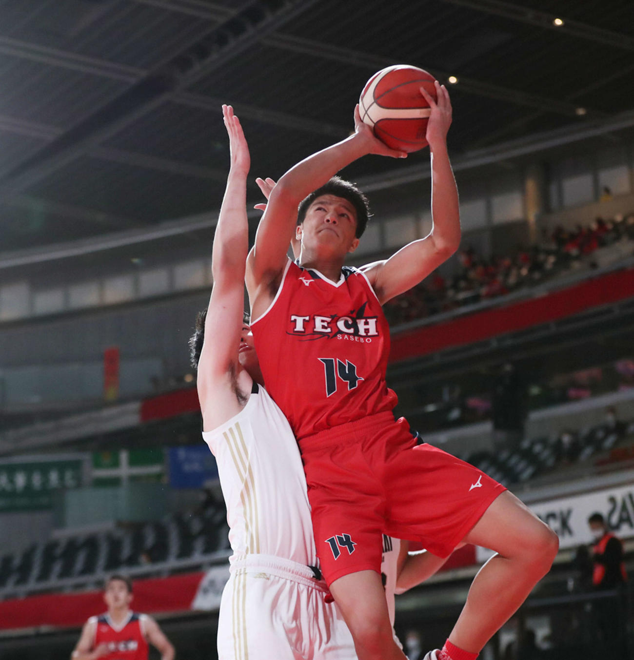 東海大諏訪対佐世保工　第3Q、シュートを放つ佐世保工・青山（C）JBA