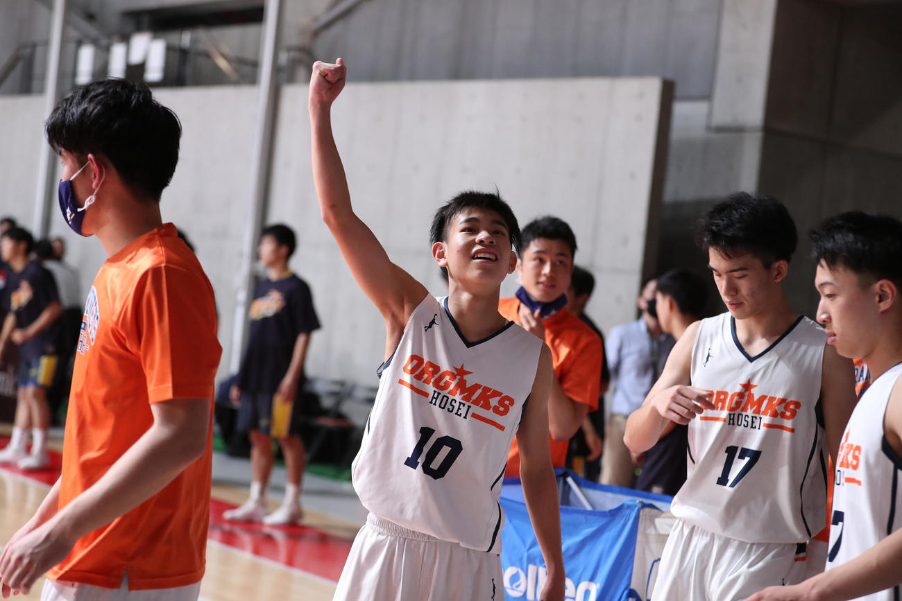 法政二対東北学院　勝利しスタンドにガッツポーズする法政二・新藤（C）JBA